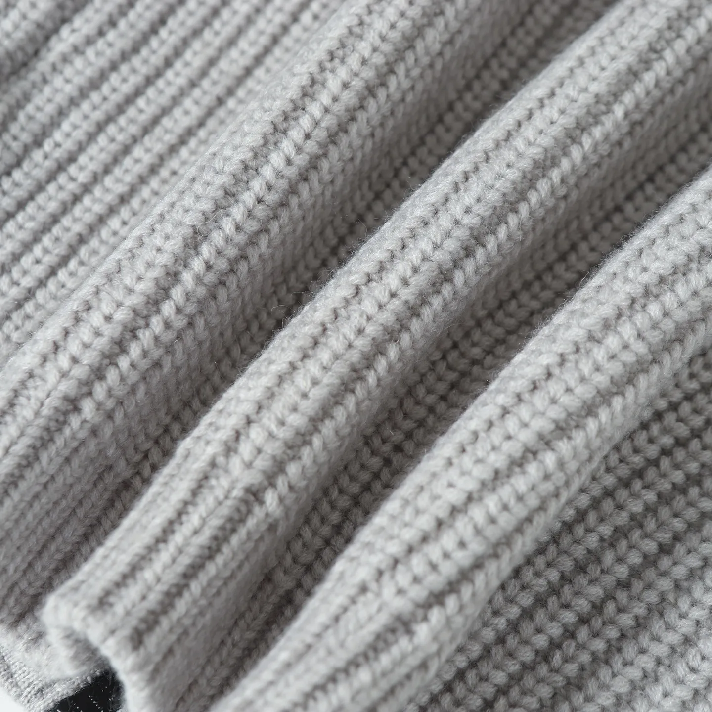 P610 Stone Island thick-knit cashmere zipper hooded cardigan. Originally purchased for 19,800, it took 2 months to develop. Custom-made woolen cashmere fabric was made and smoothed to be skin-friendly and not prickly. The color was dyed three times to achieve the original color effect. The armband pattern is embroidered using fixed-dyed matte embroidery threads on the board and stitch embroidery. The pattern is embroidered by Tajima machine with thousands of needles. The stitching is fine and dense, without connecting lines. The pattern is clear and has a strong sense of lines and three-dimensionality, which enriches the spatial level of the overall picture. The flat knitting fabric uses imported three-needle ultra-thick needles and customized zippers, which are expensive. In order to achieve the best results, no cost is considered. The weight of the whole garment reaches 1,400 grams, and the three-standard accessories are complete.  Size:S-M-L-XL